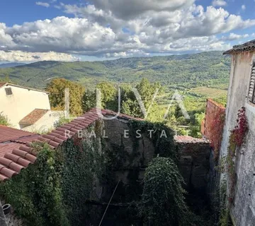 Istra, Motovun, kuća za renovaciju s dvorištem, 195 m2 - cover