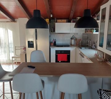 Odlična prilika! Kuća sa apartmanima, na samo 40 metara od mora sa prekrasnim pogledom na more! - cover