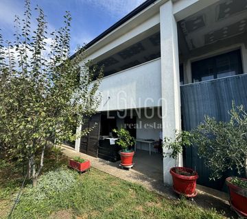 ČAVLE, samostojeća kuća s dva stana i bazenom  - cover