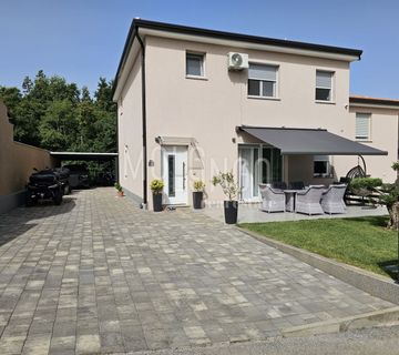 ISTRA, POREČ - Kuća s tri stambene jedinice. Prilika! - cover