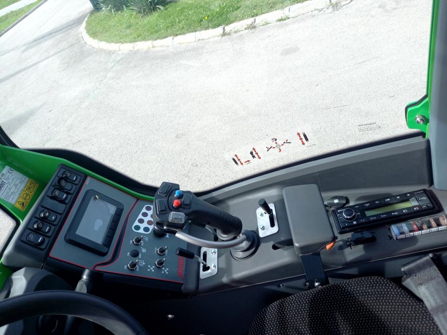 visenamjenski-zglobni-utovarivac-avant-760i-slika-181584326