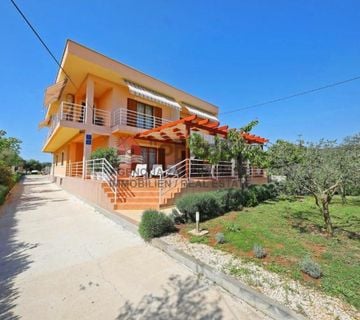 SUKOŠAN-Apartmanska kuća sa 7 apartmana - cover