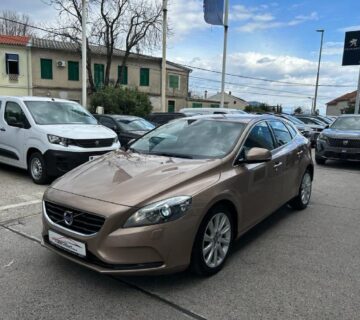 Volvo V40 D2 Summum - 2014 - 87.000km - SERVISNA - FULL OPREMA - REG - cover