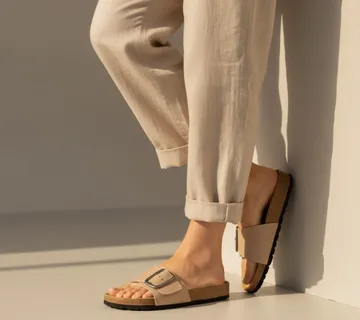 Ženske kožne natikače s podesivom kopčom i širim remenom (Bež Nude) - cover