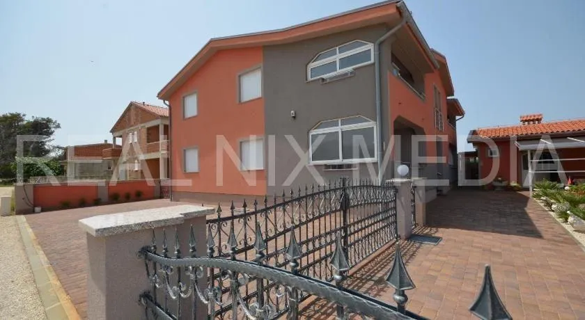 Vir-katnica sa prostranom uređenom okućnicom! - cover