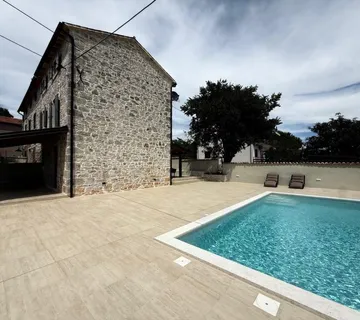 POREČ-RENOVIRANA KAMENA KUĆA NA PRODAJI SA BAZENOM (prodaja) - cover