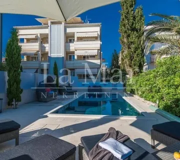 NOVALJA- PRVI RED DO MORA- Apartman u vili - 81.04 m2 - cover