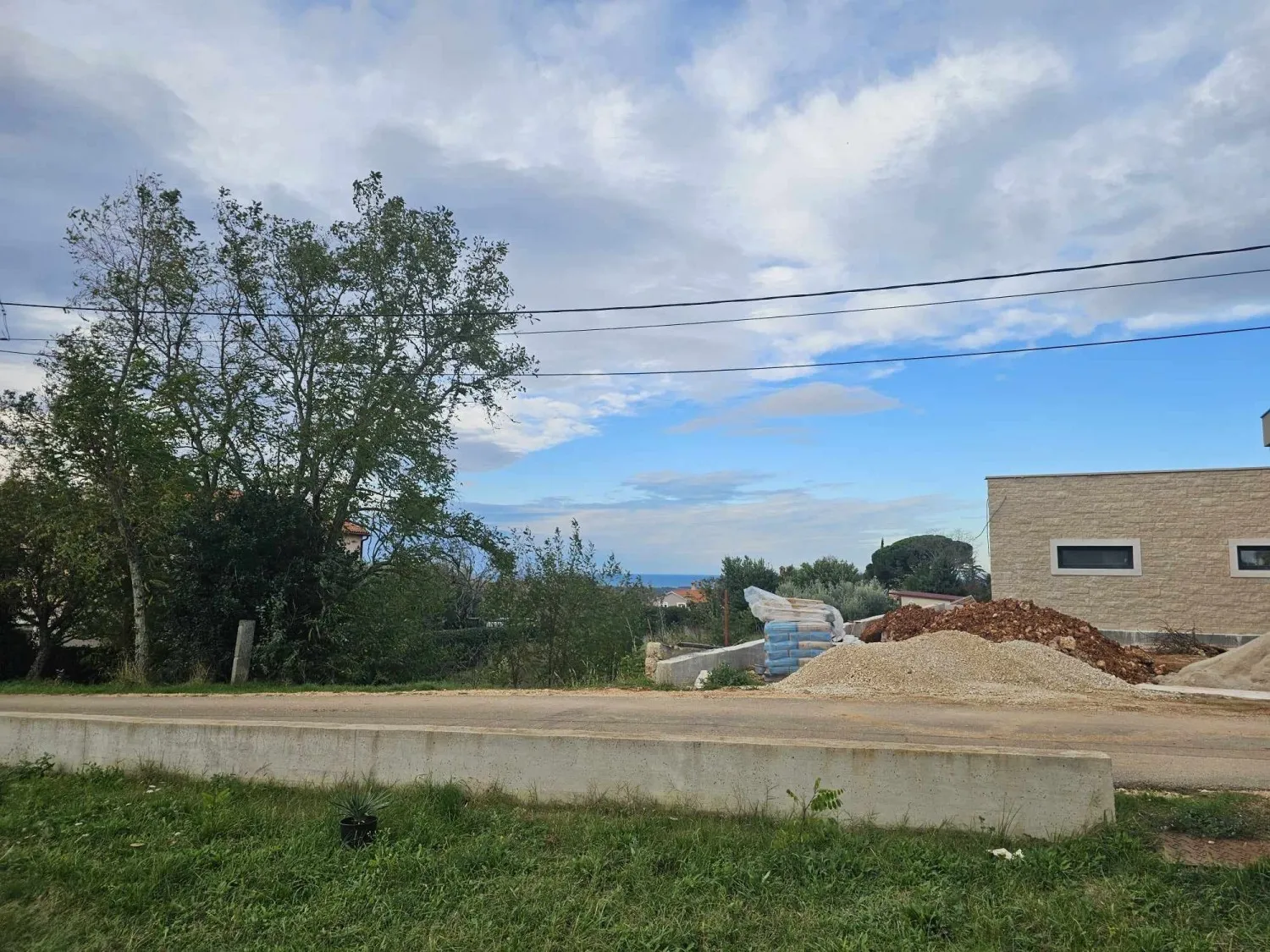 Atraktivna građevinska parcela sa pogledom na more, Kaštelir! - cover