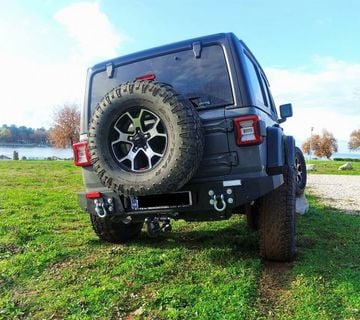 BRANIK ZADNJI ZA JEEP WRANGLER JL - cover