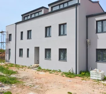 POREČ OKOLICA- DVOETAŽNI STAN U PRIZEMLJUI U IZGRADNJI NA PRODAJU - cover