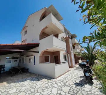 Prodaje se kuča sa 7 apartmana  u Staroj Novalji - cover