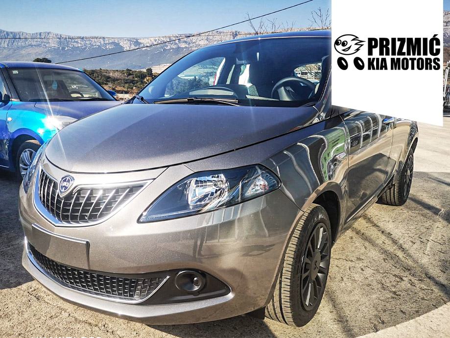 Lancia Ypsilon 1.0 EcoChic Hybrid - cover