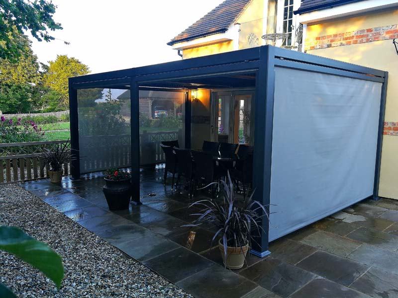 Bioklimatska pergola gazebo vrtni paviljon 3 x 3 m s bočnim roletama - cover