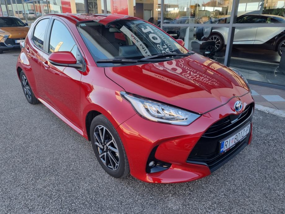 Toyota Yaris 1,5 hybrid Sport..niska km,nije uvoz,top stanje,garancija - cover