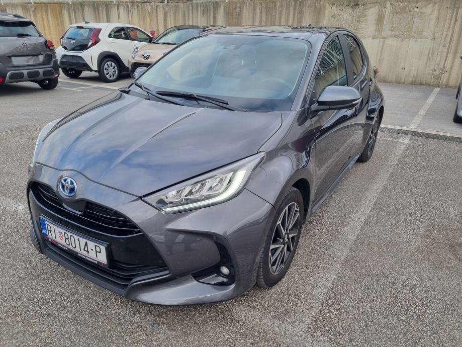 Toyota Yaris 1,5 hybrid Sport..niska km,nije uvoz,top stanje,garancija - cover