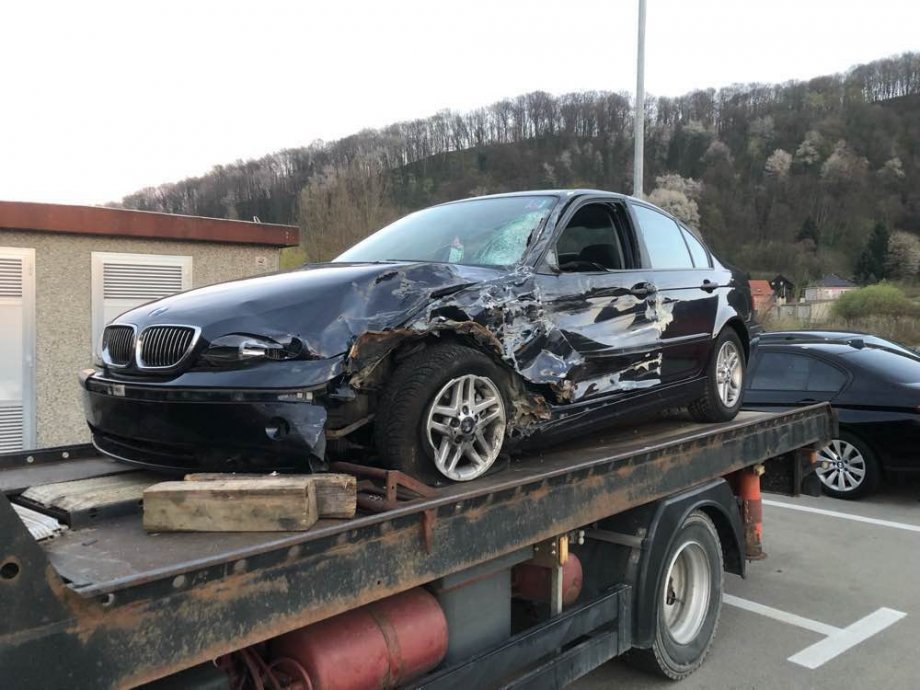 BMW serija 3 318d u dijelovima prodajem - cover
