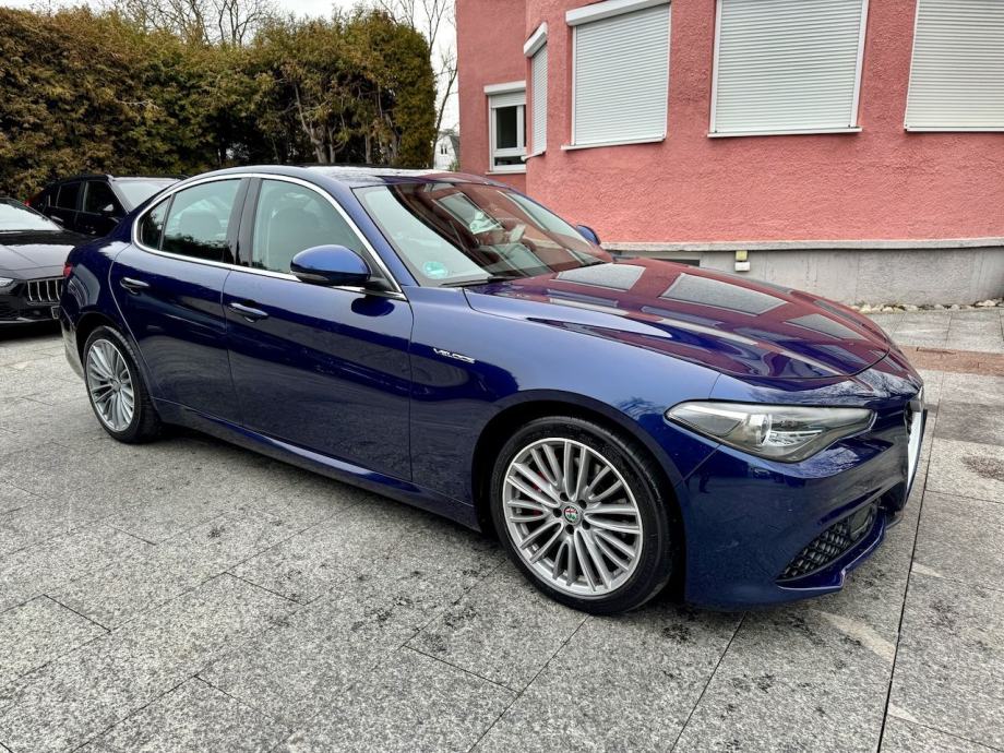 Alfa Romeo Giulia 2,0 Turbo Veloce Q4 BiXenon navi koža PDCx2 kam gr.s - cover
