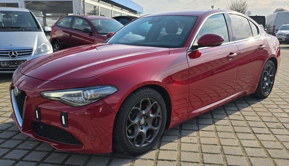 Alfa Romeo Giulia 2,2 JTD BiXenon navi koža PDCx2 gr.sj. 110000km - cover