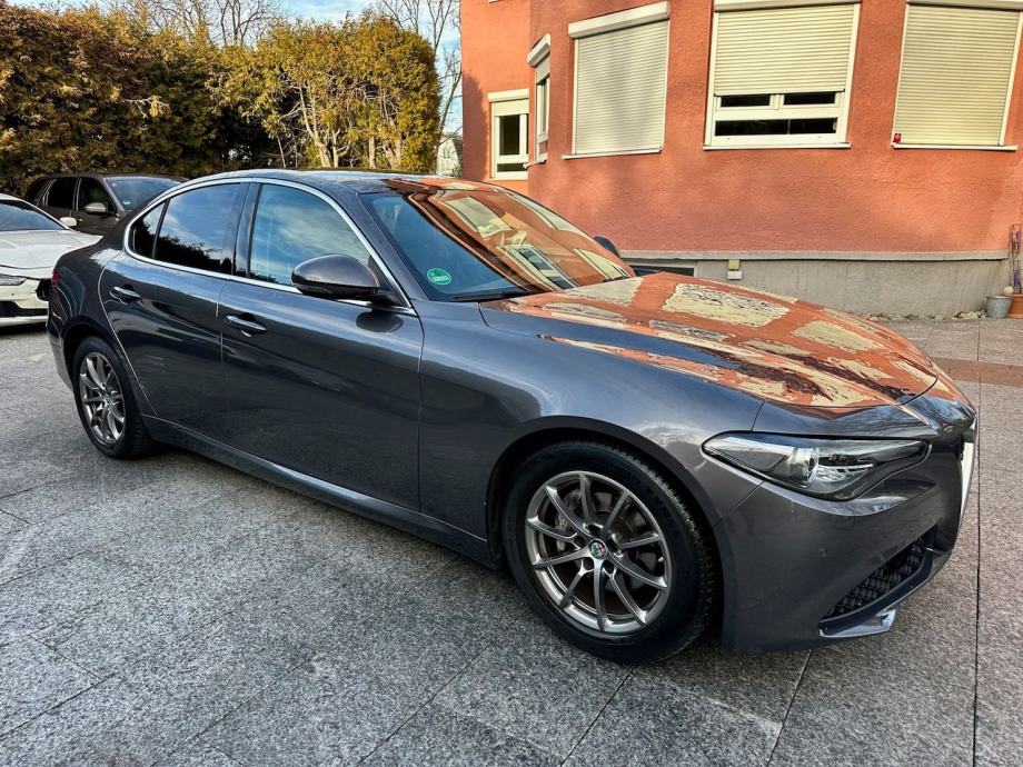 Alfa Romeo Giulia 2,2 JTD BiXenon navi koža PDCx2 kamera 106000km - cover