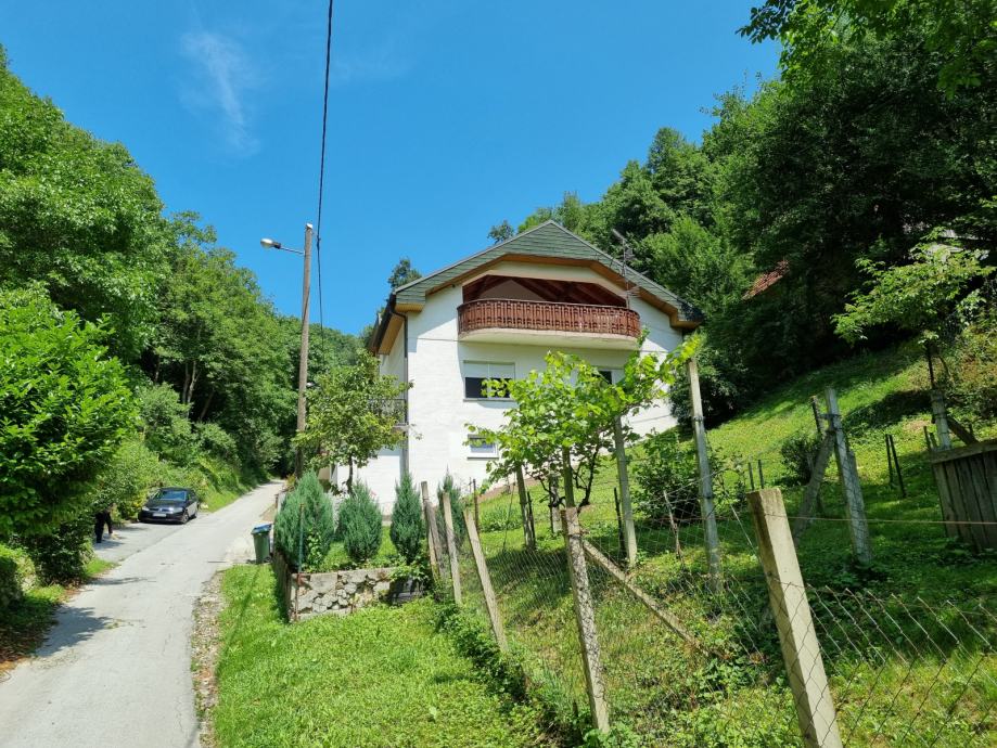 Krapina - CENTAR - kuća sa dva odvojena stana u mirnoj zelenoj ulici (prodaja) - cover