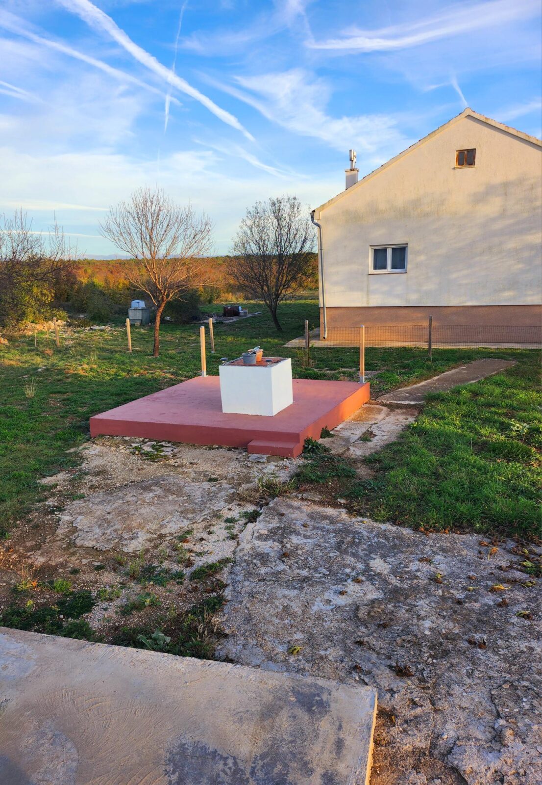 SNIŽENA CIJENA !!! Novouređena kuća sa dva stana na prostranom zemljištu na lijepoj lokaciji - cover