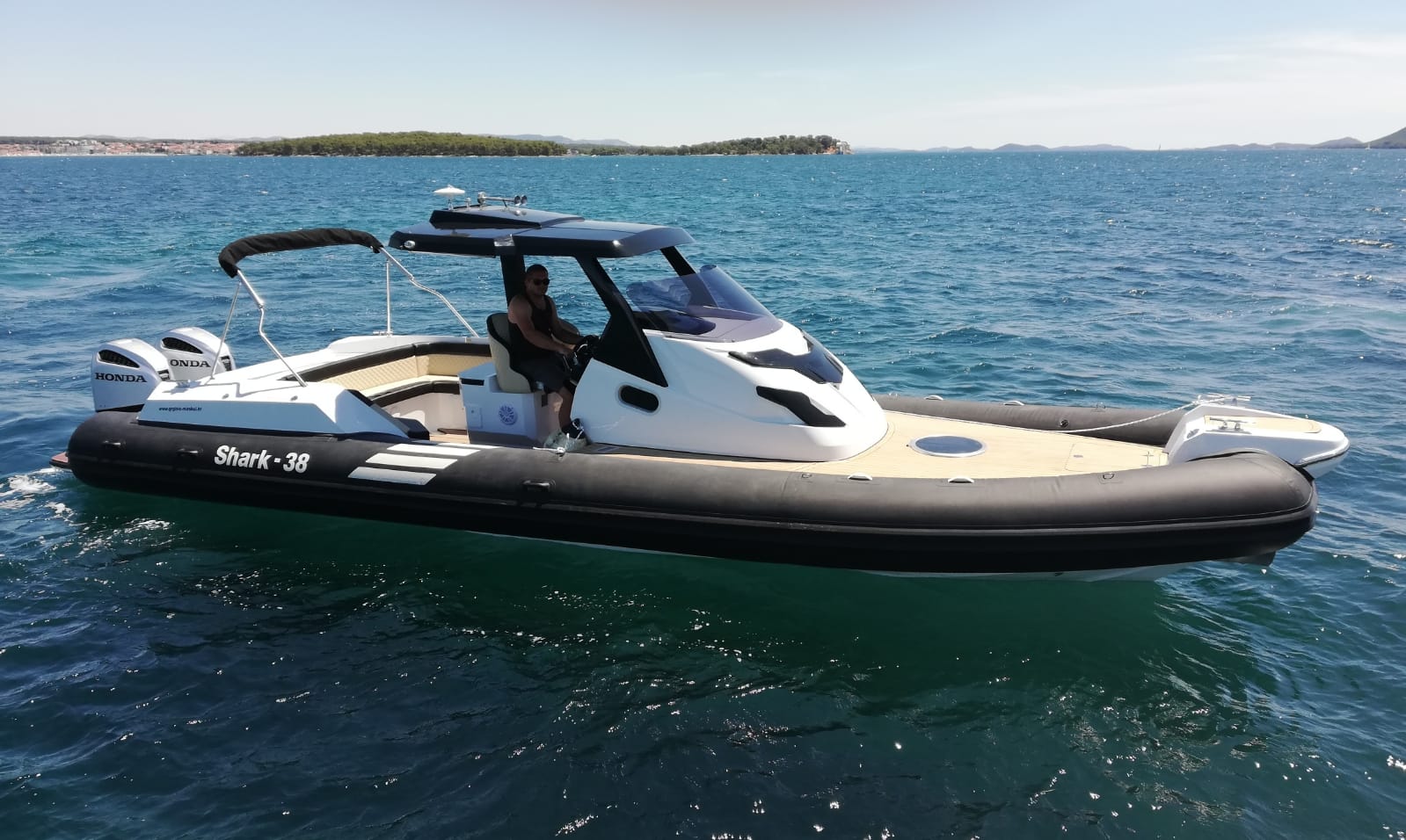 Gumenjak Shark 38 - cover