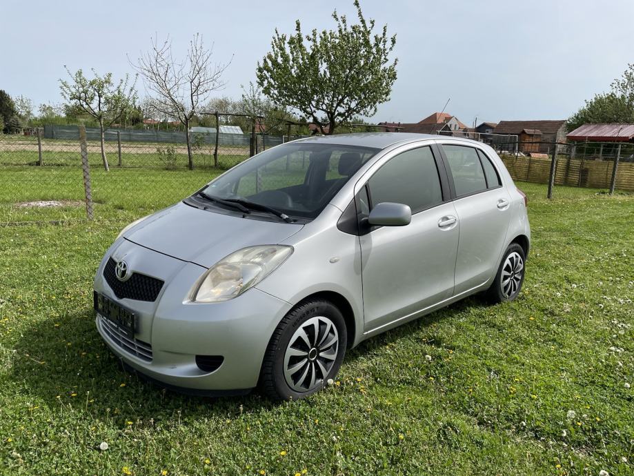 Toyota Yaris 1,3 VVT-i ORGINAL KILOMETRI SERVISNA - cover