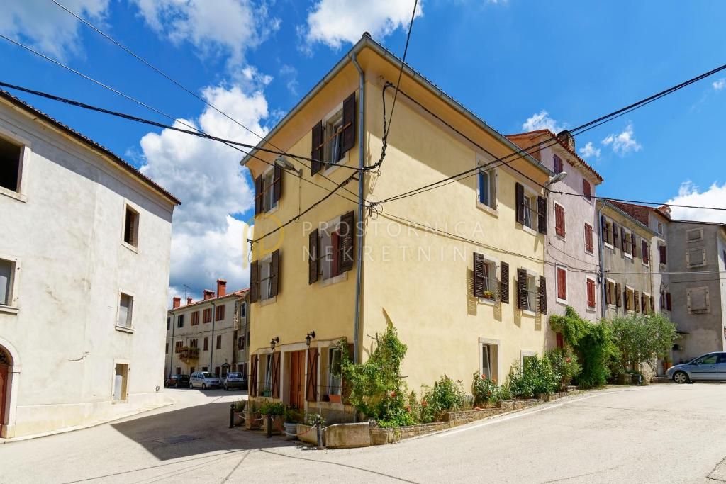 Momjan, kuća u centru s 3 stana, prilika za investiciju! - cover