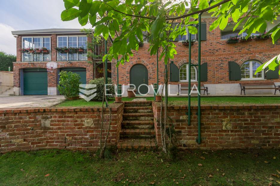 Žminj okolica, unikatna vila ekskluzivne arhitekture, prostrane okućnice i mirne lokacije - cover