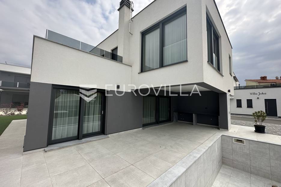 Pomer, besprijekorna vila   NKP 250 m2 s grijanim  bazenom, potpuno opremljena - cover