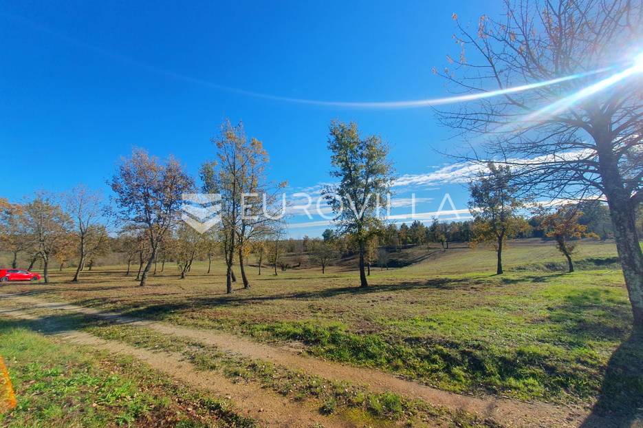 Poreč, okolica - lijepo građevinsko zemljište NKP 832 m2  + 395 m2 poljoprivredno pravilnog oblika - cover