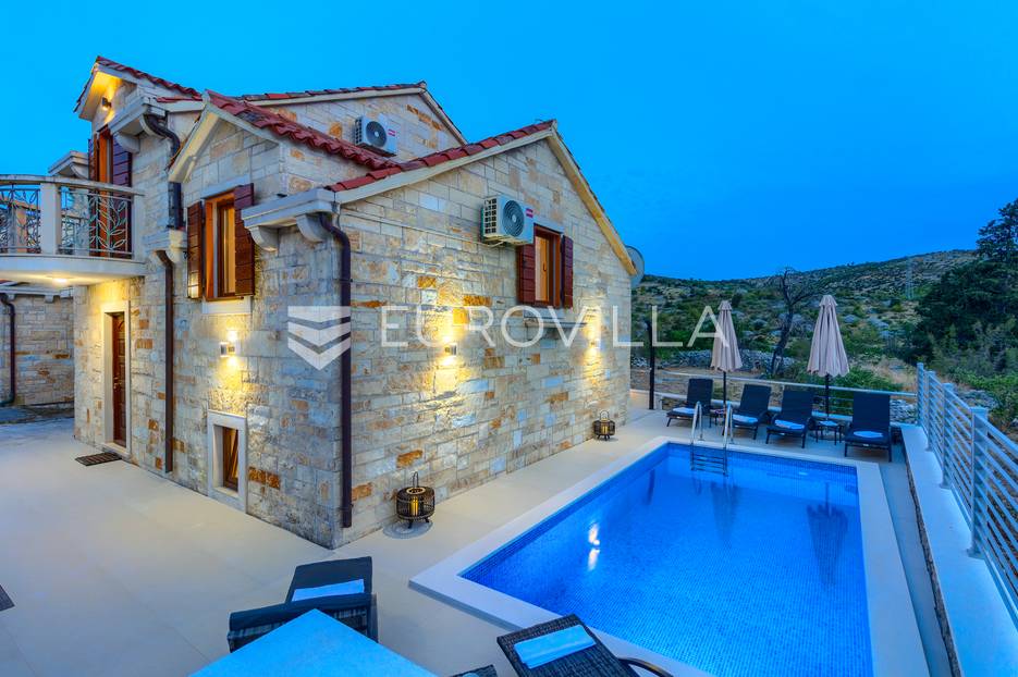 Brač, prekrasna kamena vila s bazenom - cover