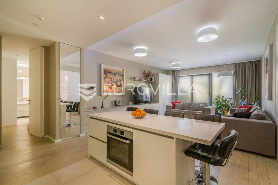 Ban centar luksuzan trosoban stan s garažom - cover