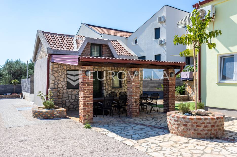 Pag, Proboj, kuća s bazenom i lijepom okućnicom - cover