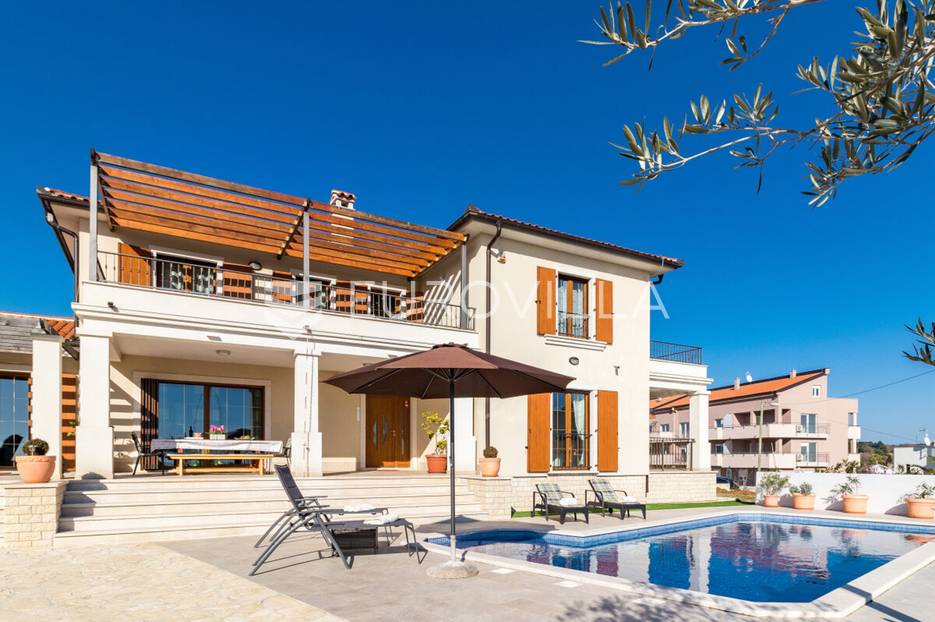 Medulin, luksuzna vila s bazenom i velikom uređenom okućnicom 1050 m2, 300 m od plaže - cover
