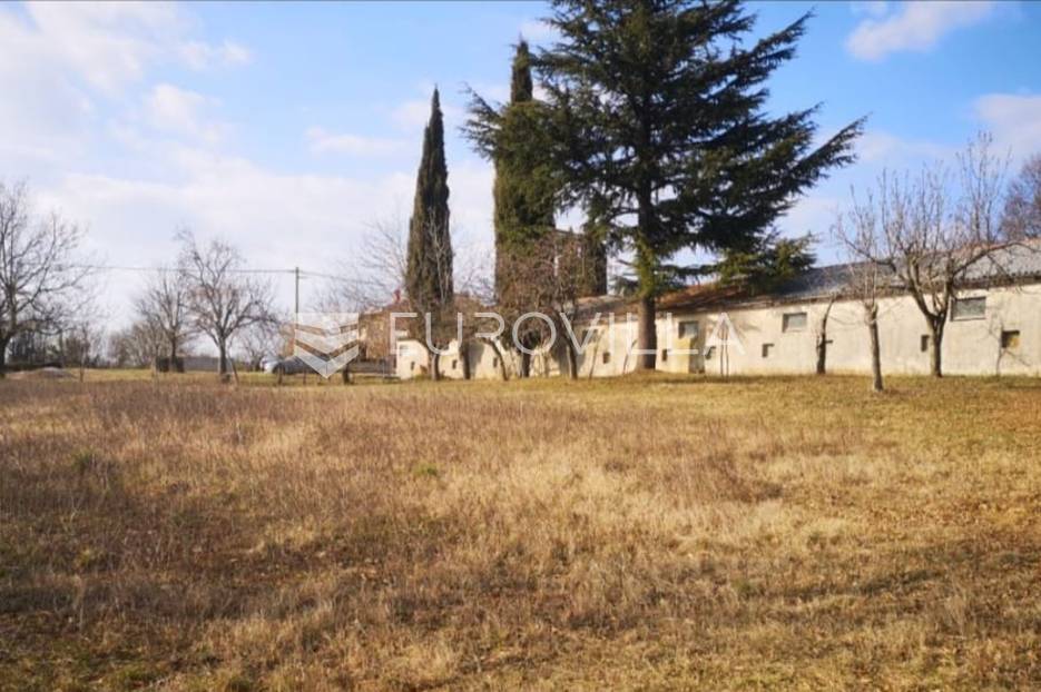 Istra, Žminj - 3816 m2 građevinske parcele sa stambenim objektom i priključcima - cover