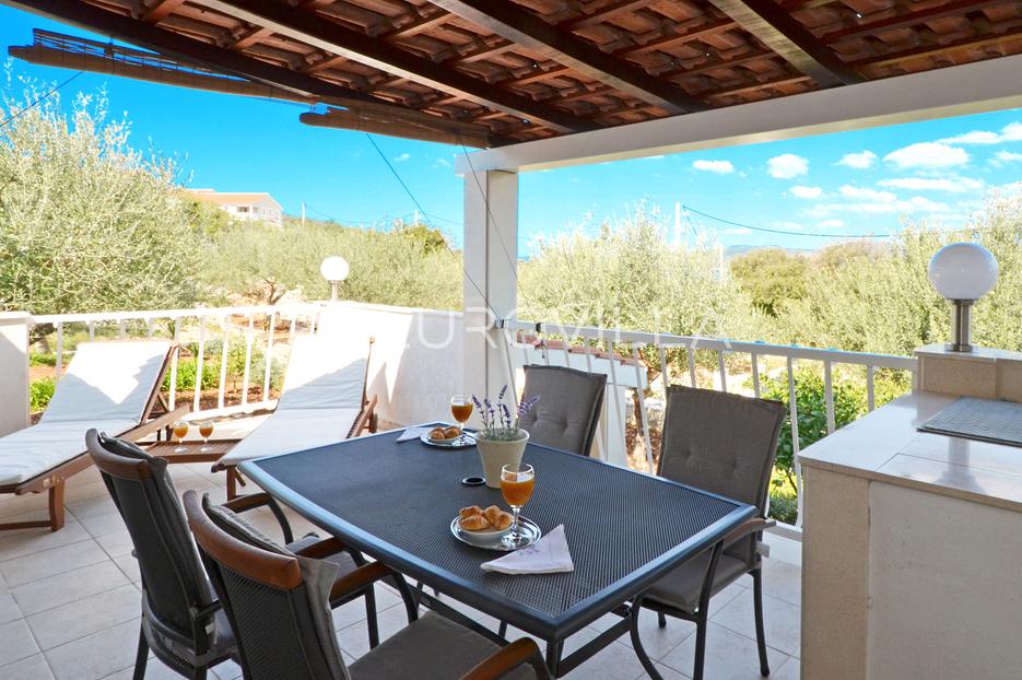 Drvenik Veliki, lijepa kuća s velikim dvorom i dodatno građevnom parcelom - cover