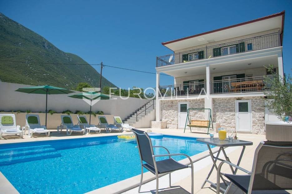 Zagvozd, lijepa kuća na jedinstvenoj lokaciji - cover