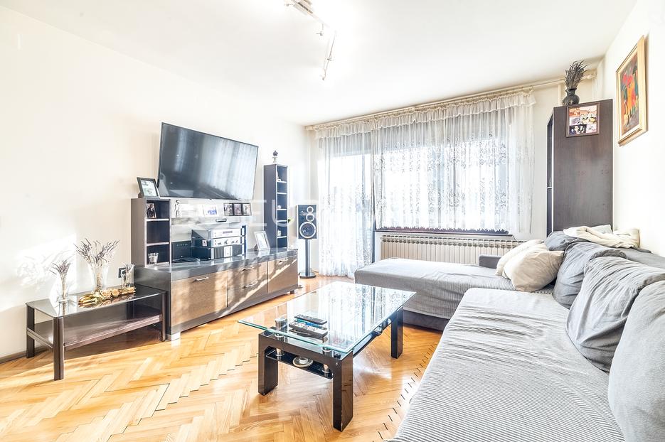 Velila Gorica, prostrana obiteljska kuća 650m2 na zemljistu 1500m2 - cover