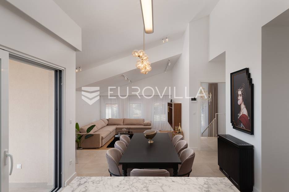 Kučine, predivna novouređena kuća s bazenom dostupna od 01.09.2024 - cover