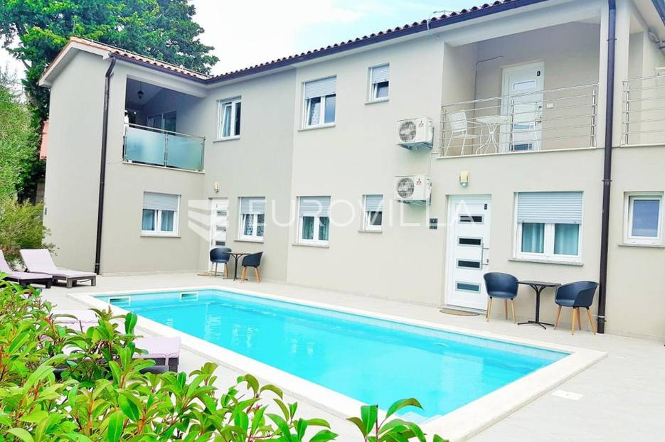 Premantura, kuća s četiri apartmana i bazenom - cover