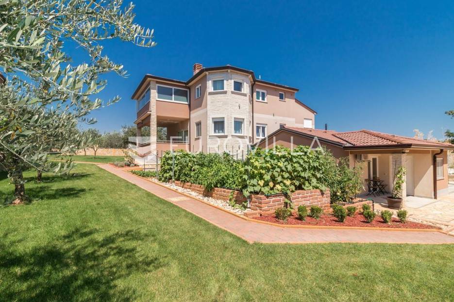 Valtura, luksuzna vila s grijanim bazenom i velikom uređenom okućnicom, rijetkost na tržištu - cover