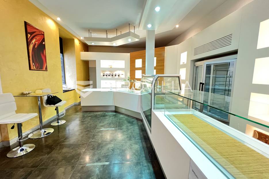 Pula, Centar - uređeni poslovni prostor u prizemlju s inventarom, NKP 43 m2 - cover