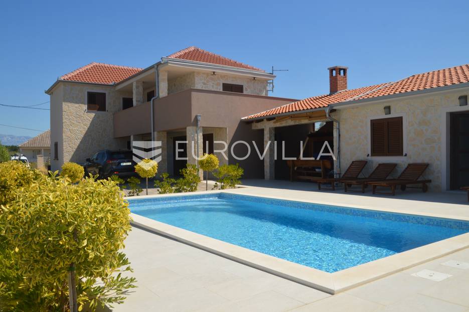 Zadar, Privlaka, Kamena vila s bazenom i uređenom okućnicom - cover