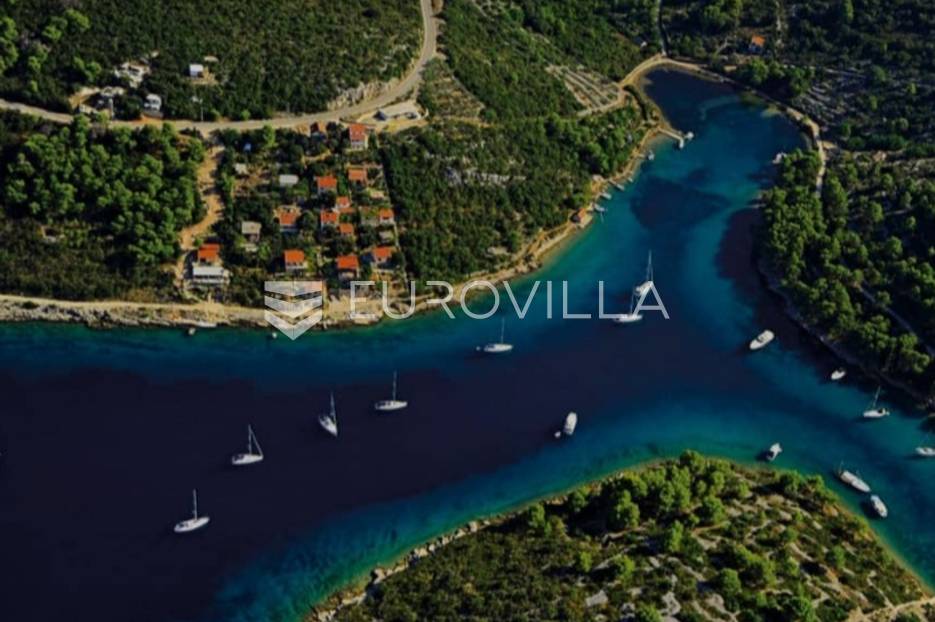 Šolta, građevno zemljište prvi red do mora - cover