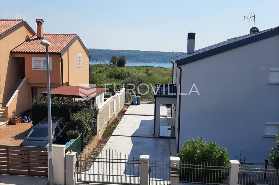 Istra, Novigrad, samostojeća obiteljska kuća na velikoj uređenoj okućnici - cover