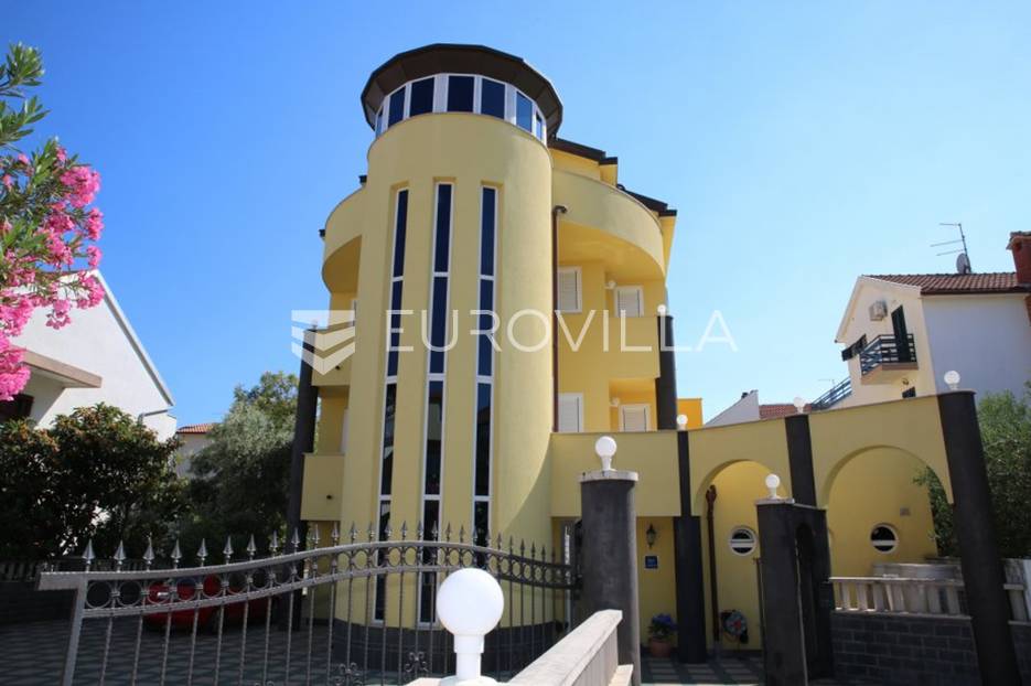 Vodice, odlična vila 850 m2 na top lokaciji - cover