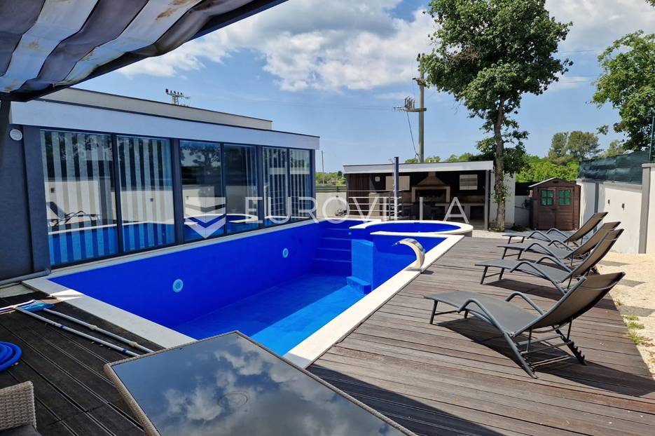 Svetvinčenat, prizemnica s bazenom u mirnom naselju - cover