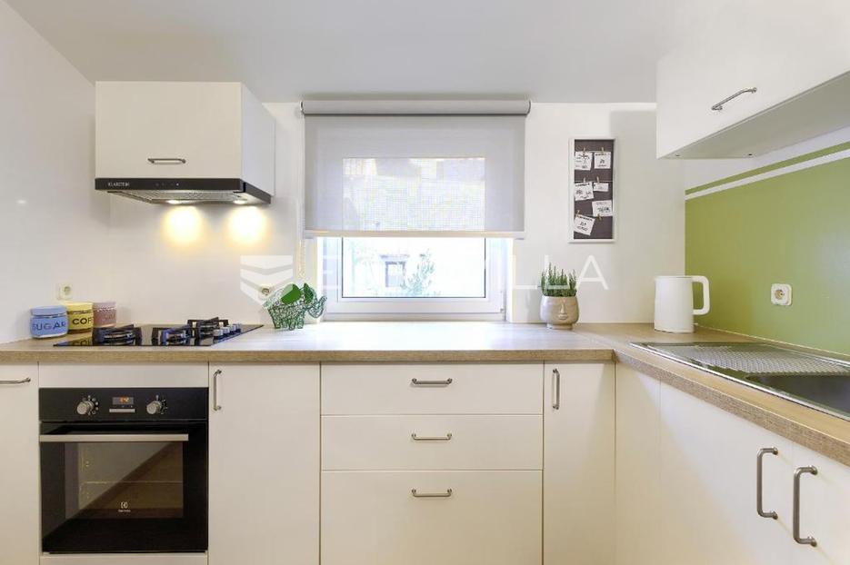 Pula, Centar, dvosoban stan u neposrednoj blizini povijesnog centra grada Pule - cover