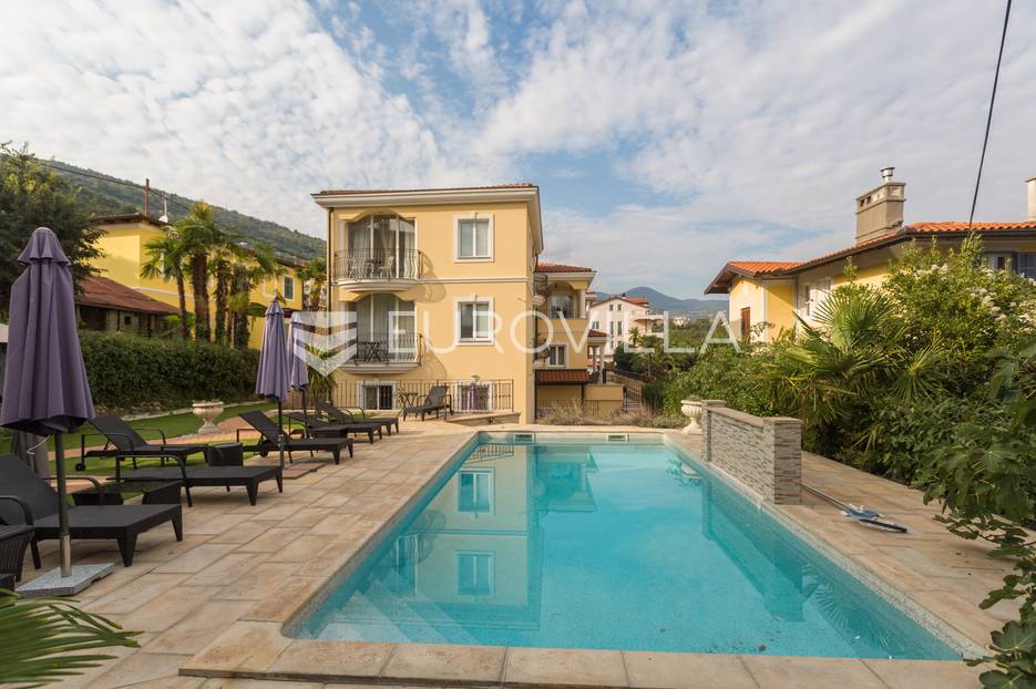 Lovran, ekskluzivna vila s pogledom na more, bazenom, apartmanima i garažom. Odlična ponuda. - cover